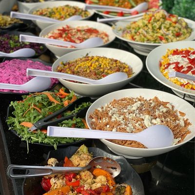 Open ontbijtbuffet met frisse salades en verse gerechten
