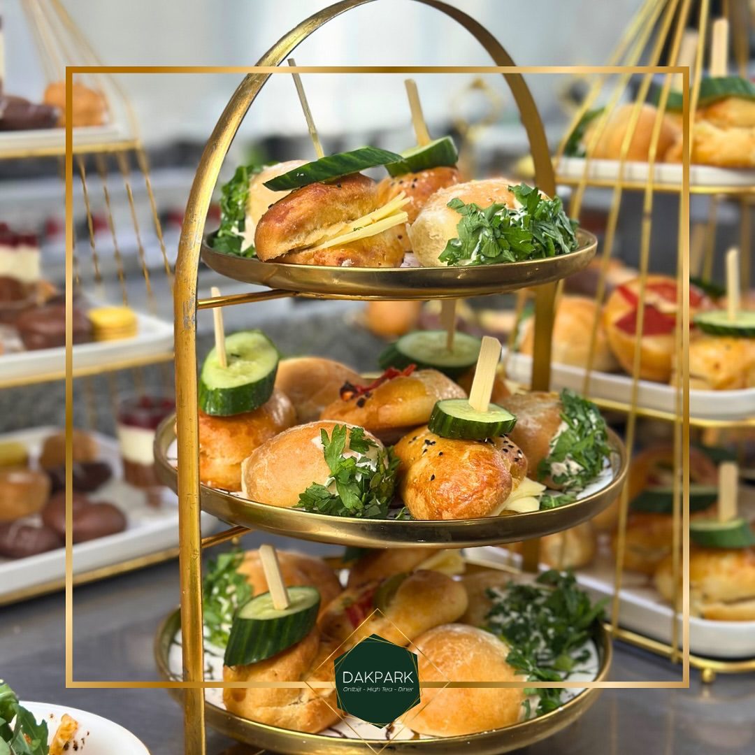 Etagère met hartige hapjes van de high tea