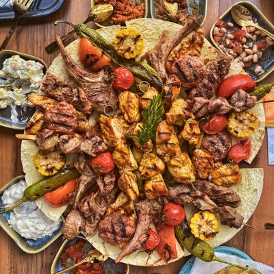 Plateau met gegrilde vlees- en groentegerechten