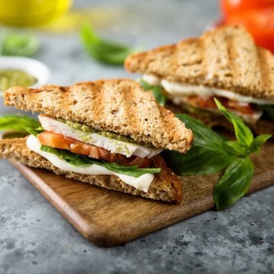 Tosti met mozzarella, tomaat en basilicum