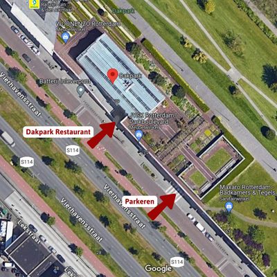 De parkeergarage van het winkelcentrum met bewegwijzering