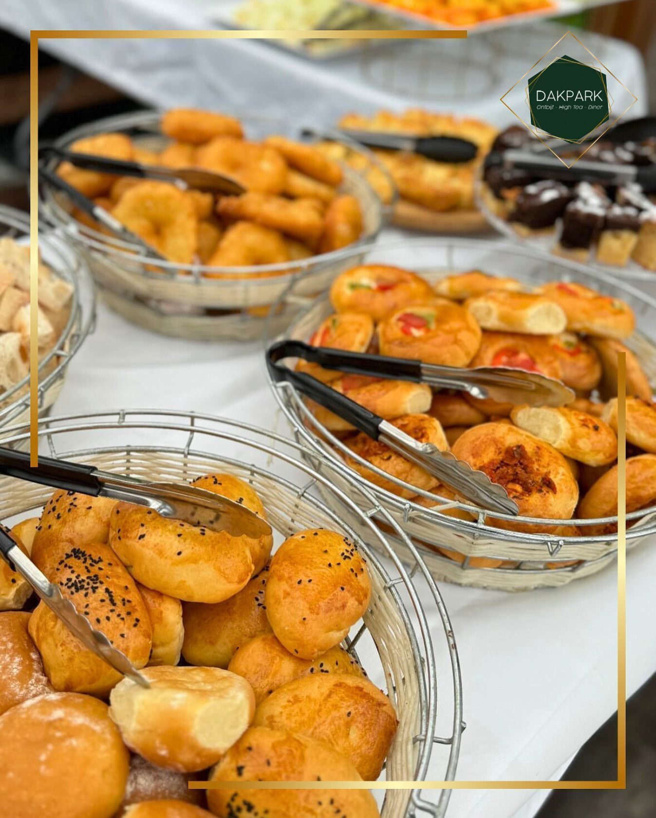 Vers gefrituurde pişi op het buffet