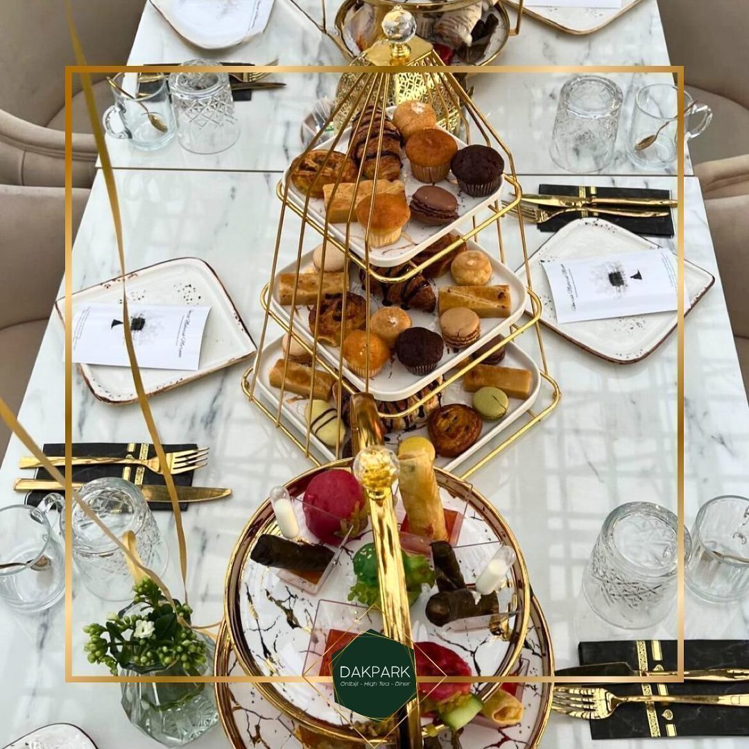 Gouden etagère met desserts op marmeren tafel
