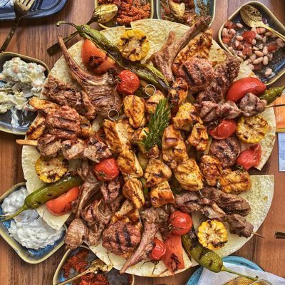 Plateau met gegrilde vlees- en groentegerechten