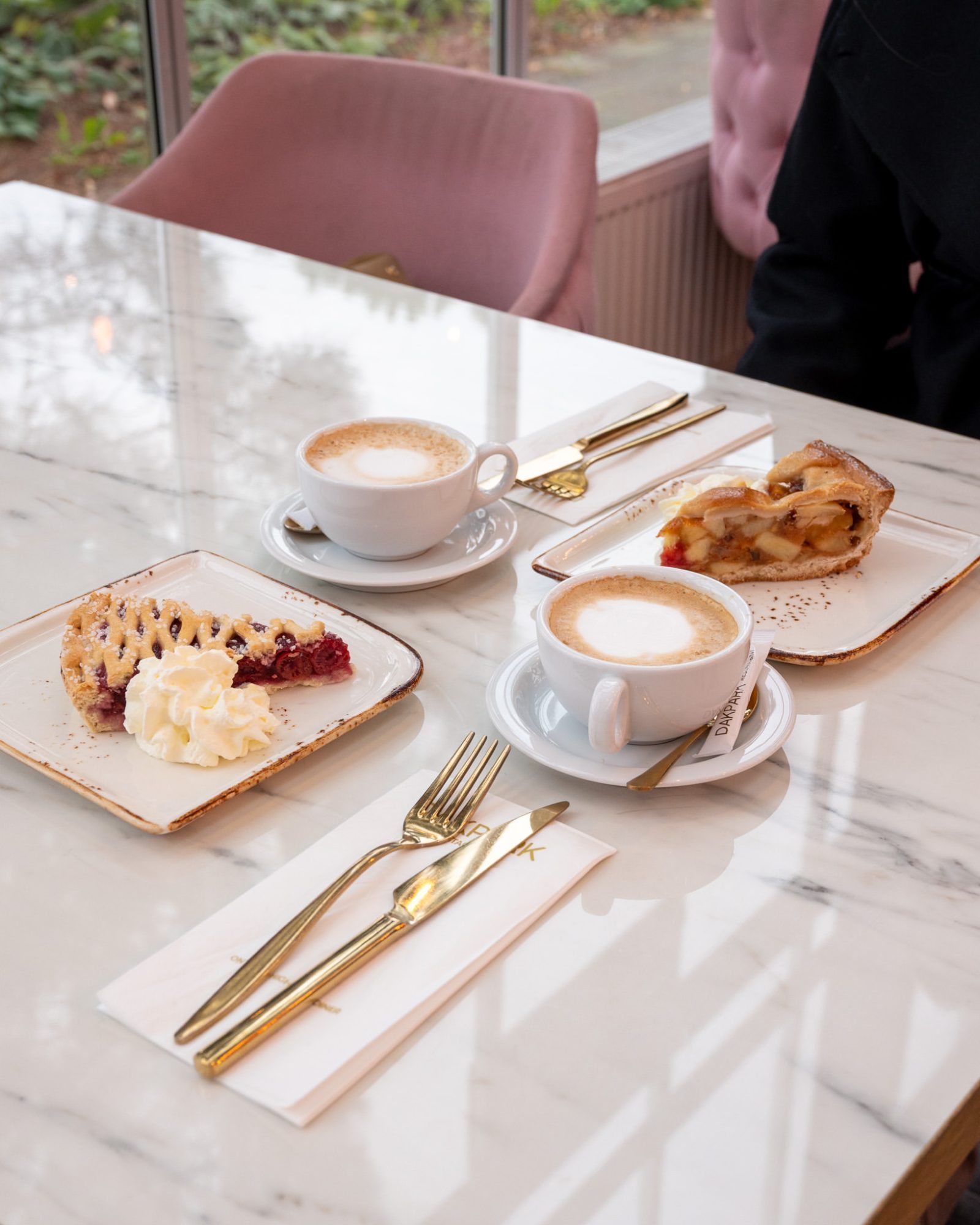 Koffie met gebak op marmeren tafel