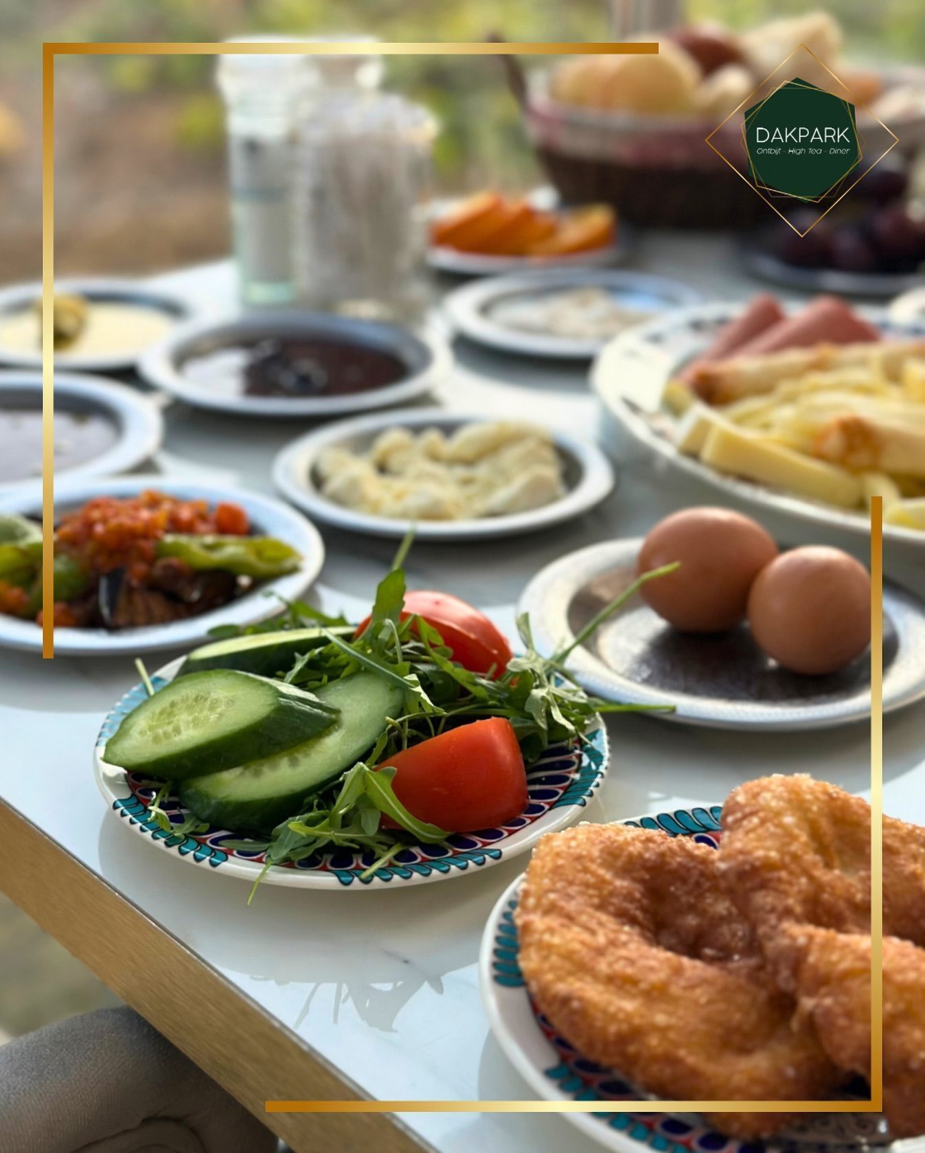 Ontbijttafel met pişi, eieren en verse groenten