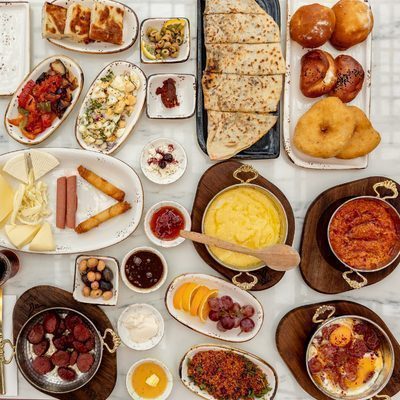 Serpme ontbijt van bovenaf: tafel vol schaaltjes