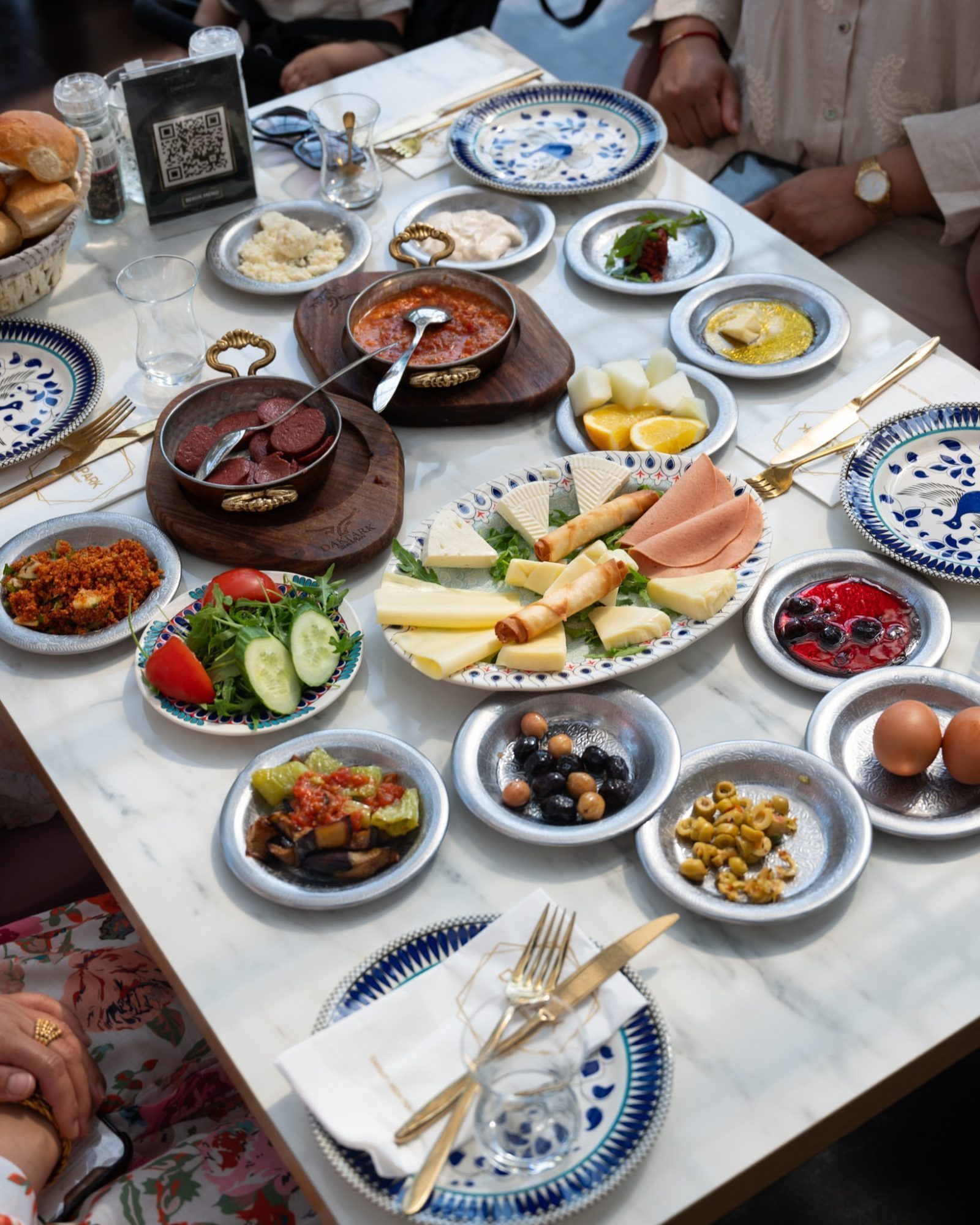 Serpme ontbijt met blauw-wit servies