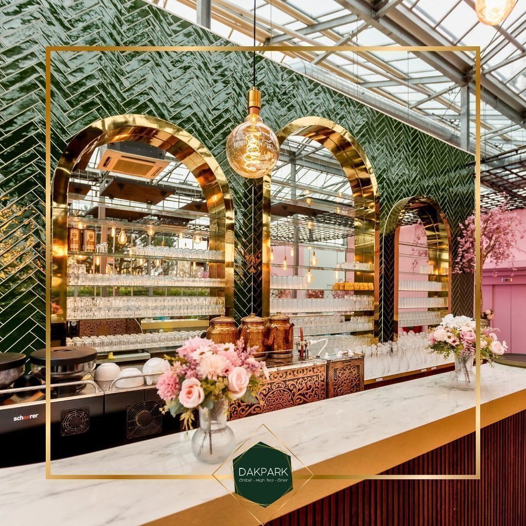 De bar met groene tegels en gouden bogen
