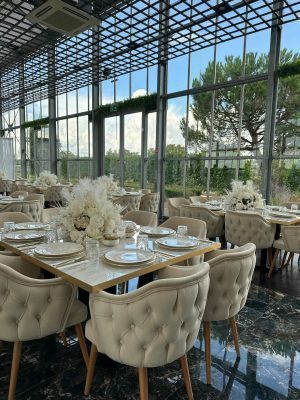 Gedekte tafels langs de glazen wand